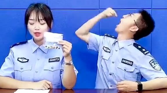 哈哈哈哈现在的警察也太难了吧